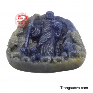 Sắc xanh thẳm của sapphire, viên đá của sự trung thực và trí tuệ, làm nổi bật thần thái kiên nghị, bất khuất của Ngài.