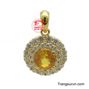 Mặt dây vàng 18k gắn đá Saphire nổi bật với viên đá chủ Saphire tỏa sáng như ánh nắng ban mai.