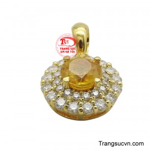 Viên đá sapphire vàng lộng lẫy, được cắt giác tinh xảo, mang đến sắc thái tươi sáng và rực rỡ.