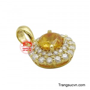 Chất liệu vàng 18k bóng bẩy càng làm nổi bật vẻ đẹp của những viên đá, tạo nên một tổng thể hài hòa và đẳng cấp.