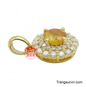 Chiếc mặt dây chuyền này không chỉ là một món trang sức, mà còn là biểu tượng của sự tươi mới, may mắn và phong thái thanh lịch, hoàn hảo để tô điểm cho bất kỳ bộ trang phục nào và thu hút mọi ánh nhìn.