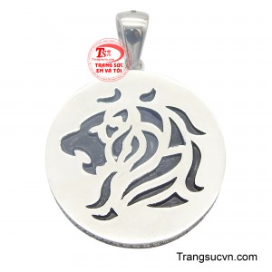 Những viên kim cương nhỏ li ti lấp lánh bao bọc xung quanh mặt dây tạo nên hiệu ứng ánh sáng cuốn hút.