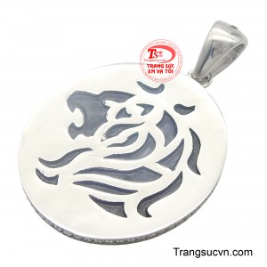 Với chất liệu vàng trắng sang trọng làm nổi bật vẻ đẹp của kim cương, thể hiện đẳng cấp và phong cách riêng biệt.