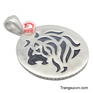 Chiếc mặt dây chuyền này không chỉ là điểm nhấn hoàn hảo cho trang phục, mà còn là lời khẳng định về sự tự tin và thành công của người đàn ông hiện đại.