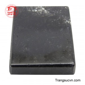 Thạch anh tóc đen chứa nhiều nguồn năng lượng tích cực giúp người dùng xua tan những ưu phiền của cuộc sống bộn bề.