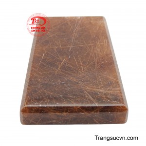 Mặt dây được chế tác từ thạch anh tóc, một loại đá mang năng lượng mạnh mẽ giúp người đeo cảm thấy tự tin hơn vào khả năng của bản thân, đưa ra những quyết định dứt khoát và hành động mạnh mẽ để đạt được mục tiêu.