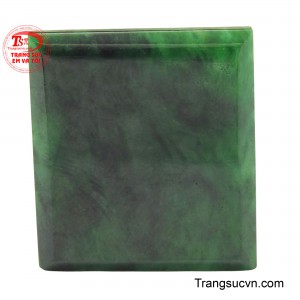 Mặt ngọc cẩm thạch vượng khí này như một lát cắt bình yên từ lòng đất mẹ.