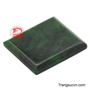 Sắc xanh lục sâu thẳm, với những vân ngọc uốn lượn tự nhiên, gợi cảm giác về sức sống bền bỉ và sự phát triển không ngừng.