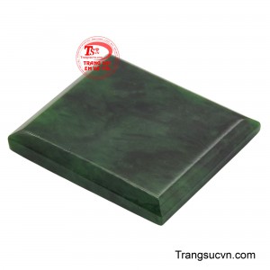 Không chỉ là vẻ đẹp thuần khiết của đá quý, mặt ngọc này còn mang trong mình nguồn