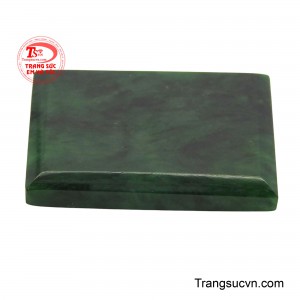 Đeo bên mình, cảm giác mát lạnh của ngọc như xoa dịu tâm hồn, đồng thời khơi thông dòng chảy của may mắn và tài lộc, mang đến sự cân bằng và thịnh vượng cho người sở hữu.