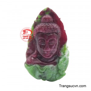 Mặt phật A-Di-Đà đá Ruby được chạm khắc tinh xảo từ khối đá ruby tự nhiên, thể hiện vẻ đẹp thanh tịnh và uy nghiêm. 