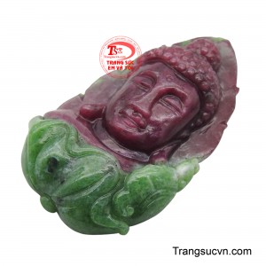 Gương mặt Phật A Di Đà với đôi mắt khép hờ, nụ cười an lạc, toát lên sự từ bi và trí tuệ. 