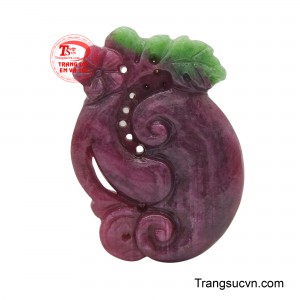 Mặt Ruby chạm khắc hình quả bầu được chế tác từ đá ruby tự nhiên, nổi bật với hình dáng quả bầu được chạm khắc tinh xảo.
