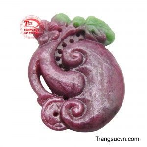 Sắc đỏ đặc trưng của ruby hòa quyện cùng những vân đá tự nhiên tạo nên một vẻ đẹp độc đáo và cuốn hút.