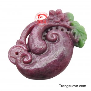 Phần cuống và lá bầu được chạm khắc khéo léo, tăng thêm sự sống động và tự nhiên cho tác phẩm.