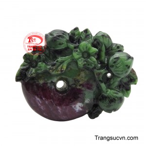 Mặt Ruby chạm khắc hoa lá tự nhiên là một tác phẩm nghệ thuật độc đáo, nổi bật với những chi tiết chạm khắc hình hoa và lá sống động.