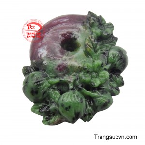 Mỗi đường nét chạm khắc đều thể hiện sự tỉ mỉ và khéo léo của người nghệ nhân.