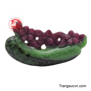 Mặt Ruby hình hoa dây nổi bật với hình ảnh những bông hoa và dây leo mềm mại, uyển chuyển.