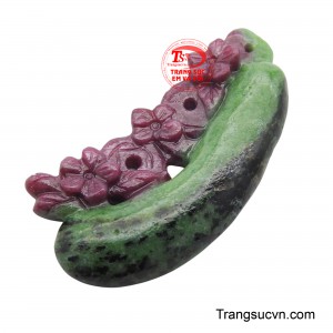 Sự kết hợp khéo léo giữa sắc đỏ của đá Ruby với màu xanh lục tự nhiên của đá, tạo nên một tổng thể hài hòa và sống động. 