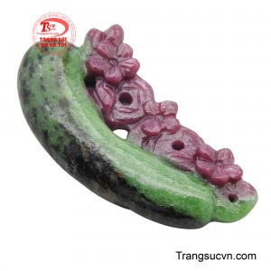 Mỗi cánh hoa, mỗi đường nét của dây leo đều được chạm khắc tỉ mỉ, thể hiện sự tinh xảo và khéo léo của người nghệ nhân.