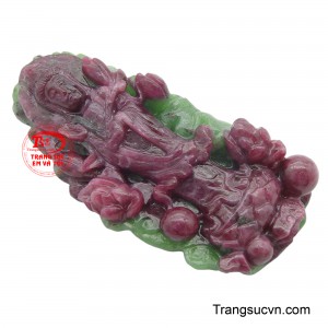 Hình ảnh Phật Bà với gương mặt từ bi, tay cầm cành dương liễu và bình cam lồ, đứng trên đài sen, mang đến cảm giác an lành và che chở.