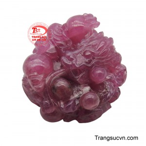 Từng chi tiết vảy rồng, móng rồng và viên ngọc đều được chế tác tinh xảo, sống động, thể hiện sự khéo léo của người nghệ nhân.