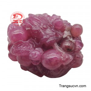 Đây không chỉ là một món trang sức mang vẻ đẹp độc đáo và ấn tượng mà còn là biểu tượng của sức mạnh, quyền uy, tài lộc và may mắn trong phong thủy, mang lại sự thịnh vượng và bảo vệ cho người sở hữu.