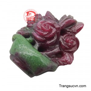Đây không chỉ là một món trang sức mang vẻ đẹp quyến rũ, mà còn là biểu tượng của tình yêu bất diệt, sự đam mê và hạnh phúc, là món quà ý nghĩa dành tặng cho những người thân yêu.