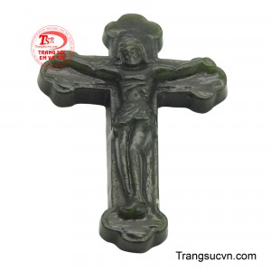 Được chế tác từ ngọc Nepherit với sắc xanh lục trầm ấm mang lại cảm giác bình an khi chạm vào.