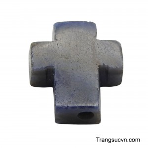 Viên đá sapphire nguyên khối với sắc xanh thẫm đặc trưng, toát lên vẻ đẹp trang nghiêm và linh thiêng.