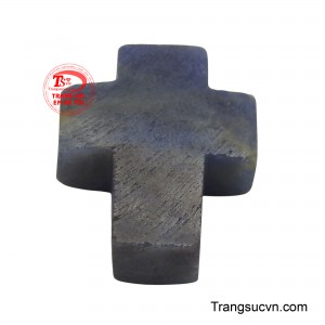 Chất liệu sapphire tự nhiên với bề mặt nhẵn mịn, mát lạnh khi chạm vào, mang lại cảm giác an yên và tập trung.
