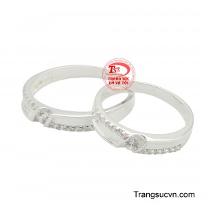 Mỗi chiếc nhẫn được chế tác tỉ mỉ, nổi bật bởi đường nét uốn lượn mềm mại và những viên đá lấp lánh được đính kết khéo léo, tạo nên vẻ đẹp sang trọng và lấp lánh.