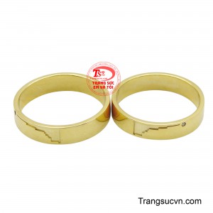 Với chất liệu vàng 18K ấm áp ôm trọn viên kim cương tinh khiết, tựa như tình cảm chân thành được gìn giữ và trân trọng.