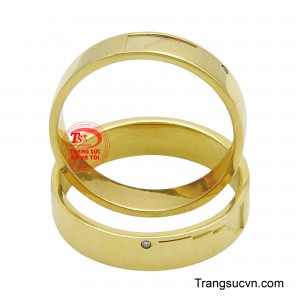 Mỗi chiếc nhẫn là một nửa hoàn hảo, khi kết hợp lại tạo nên sự trọn vẹn, vững bền.