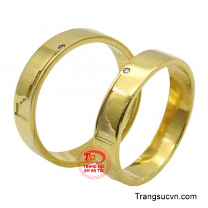 Viên kim cương lấp lánh không chỉ tô điểm thêm vẻ đẹp sang trọng mà còn tượng trưng cho sự kiên định, không thể phá vỡ của tình yêu đôi lứa.