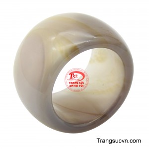 Nhẫn mã não cỡ lớn được thiết kế bản dày và rộng, phô diễn trọn vẹn vẻ đẹp tự nhiên của các dải vân mã não đa sắc. 