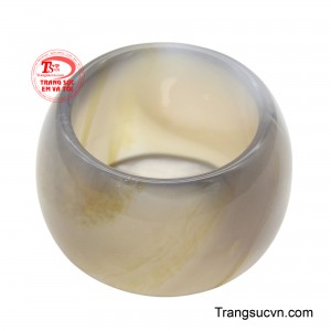 Bề mặt nhẫn được đánh bóng mịn màng, tôn lên vẻ đẹp trầm ấm và mộc mộc của viên đá tự nhiên cỡ lớn này, mang đến phong cách cá tính và mạnh mẽ.