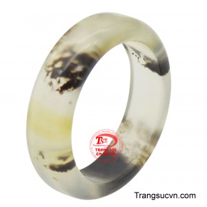 Nhẫn mã não đốm đen được chế tác từ mã não tự nhiên.
