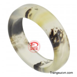 Nền nhẫn có màu sắc chuyển tiếp từ trắng, xám nhẹ đến hơi vàng nhạt, xuyên qua đó là những họa tiết hình cành cây hoặc đốm đen độc đáo, tạo nên 