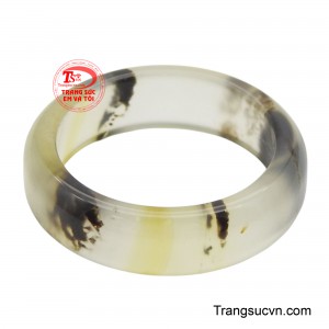 Chiếc nhẫn toát lên vẻ mộc mạc, ấn tượng và mang nét cá tính riêng biệt, thể hiện sự kỳ diệu của quá trình hình thành đá tự nhiên.