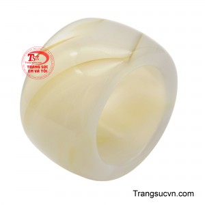 Nhẫn mã não ngón cái nổi bật với vẻ đẹp tinh khiết và thanh thoát của viên đá tự nhiên.