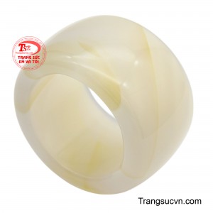 Mã não trắng mang sắc thái trong sáng, đôi khi có vân mờ ảo, được chế tác phù hợp để đeo ở ngón tay cái - biểu tượng của ý chí và quyền lực cá nhân.