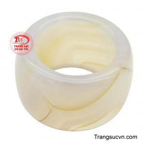 Món trang sức này không chỉ tôn lên phong cách độc đáo mà còn được tin rằng mang lại năng lượng cân bằng, giúp củng cố sự tự tin và quyết đoán cho người đeo, là sự kết hợp hài hòa giữa thẩm mỹ và ý nghĩa phong thủy sâu sắc.