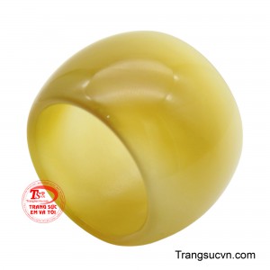 Chất liệu đá mã não được mài nhẵn và đánh bóng hoàn hảo, phô diễn độ trong và sắc màu ấm áp.