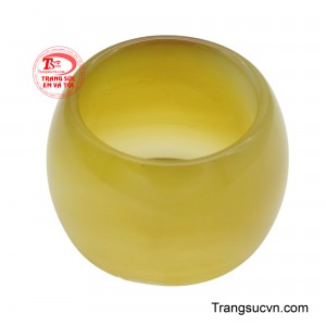 Kiểu dáng bản to, vững chãi của nhẫn gợi lên sự mạnh mẽ và phong thái tự tin. 