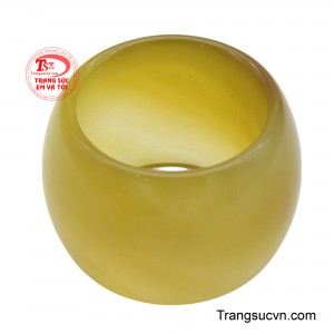  Đây là món trang sức ấn tượng, biểu trưng cho sự uy quyền và phong thái cao quý của người đeo.