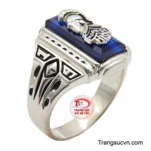 Phía dưới phù điêu có khắc dòng chữ 