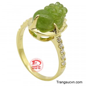 Được chế tác từ vàng 10K bền đẹp, nhẫn nổi bật với hình tượng Tỳ Hưu uy dũng, linh thiêng, biểu tượng của tài lộc và may mắn.