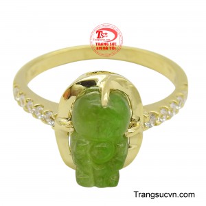 Điểm nhấn độc đáo chính là sự kết hợp khéo léo với ngọc - biểu trưng của sự thuần khiết, bình an và sức khỏe.