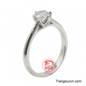 Điểm nhấn chính là viên đá CZ lấp lánh được giữ chắc chắn bởi sáu chấu, tạo nên sự nổi bật và rực rỡ cho viên đá.